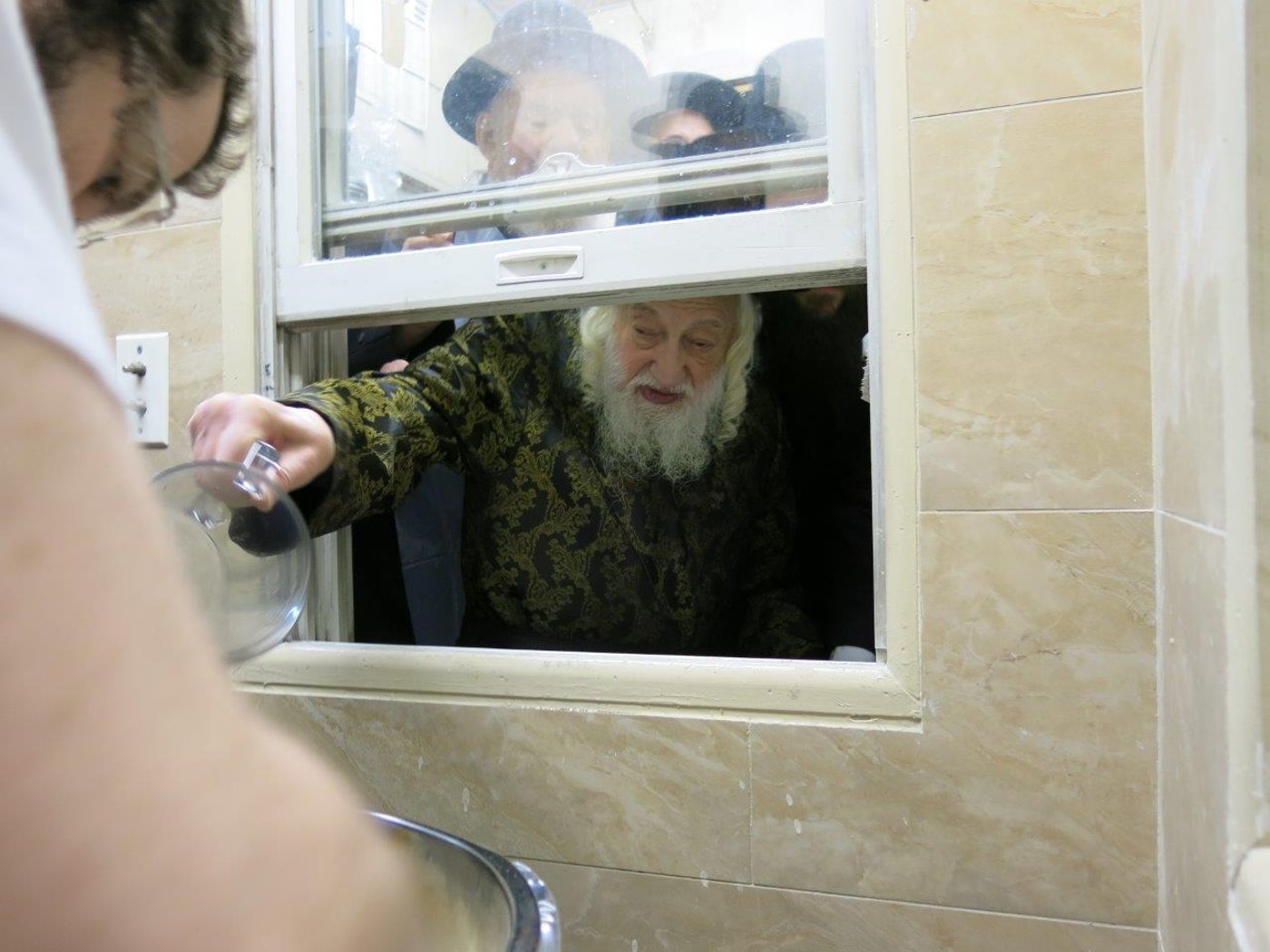 גלריה: האדמו"ר מסקולען אופה מצות בבורו פארק