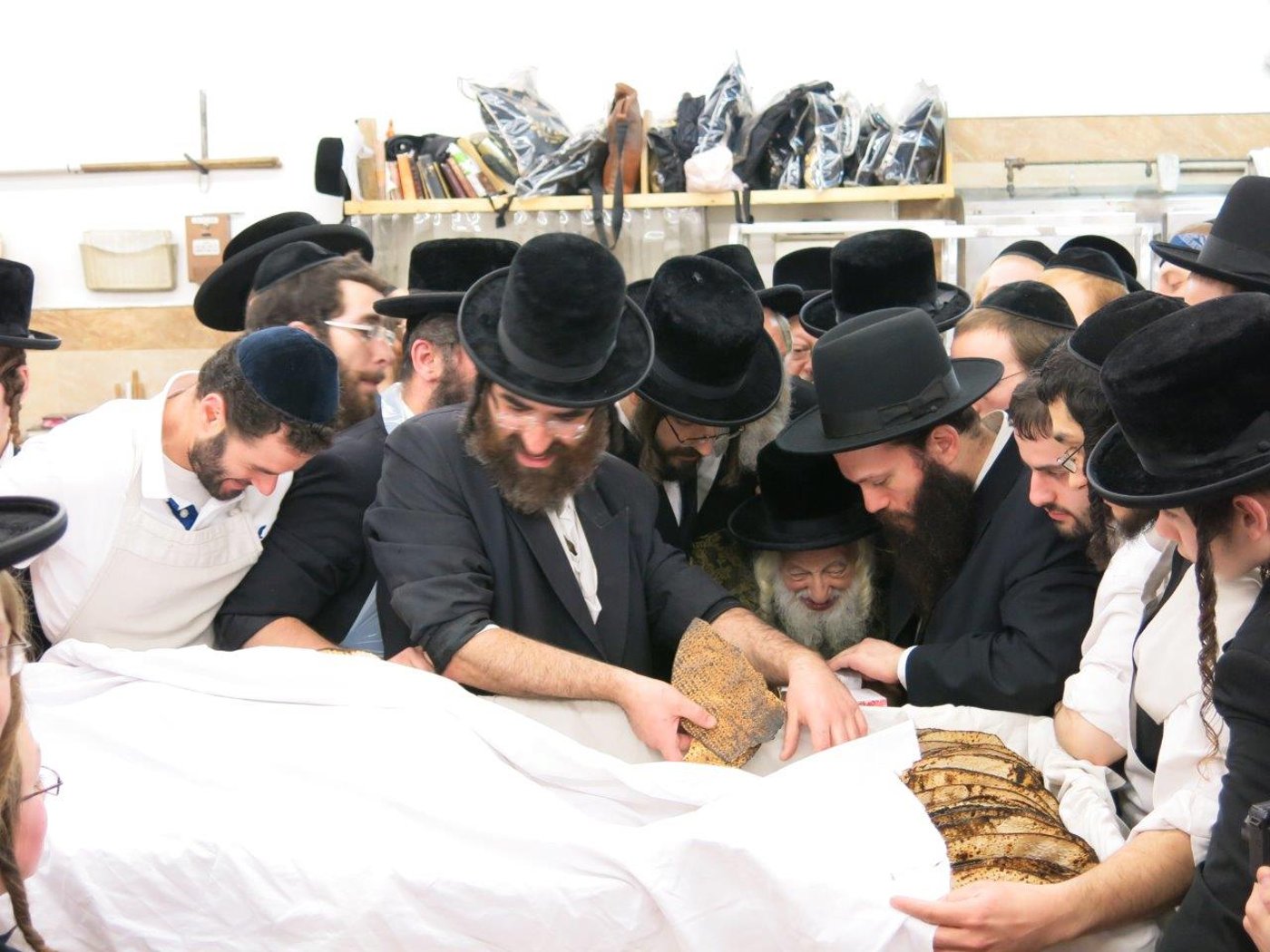 גלריה: האדמו"ר מסקולען אופה מצות בבורו פארק