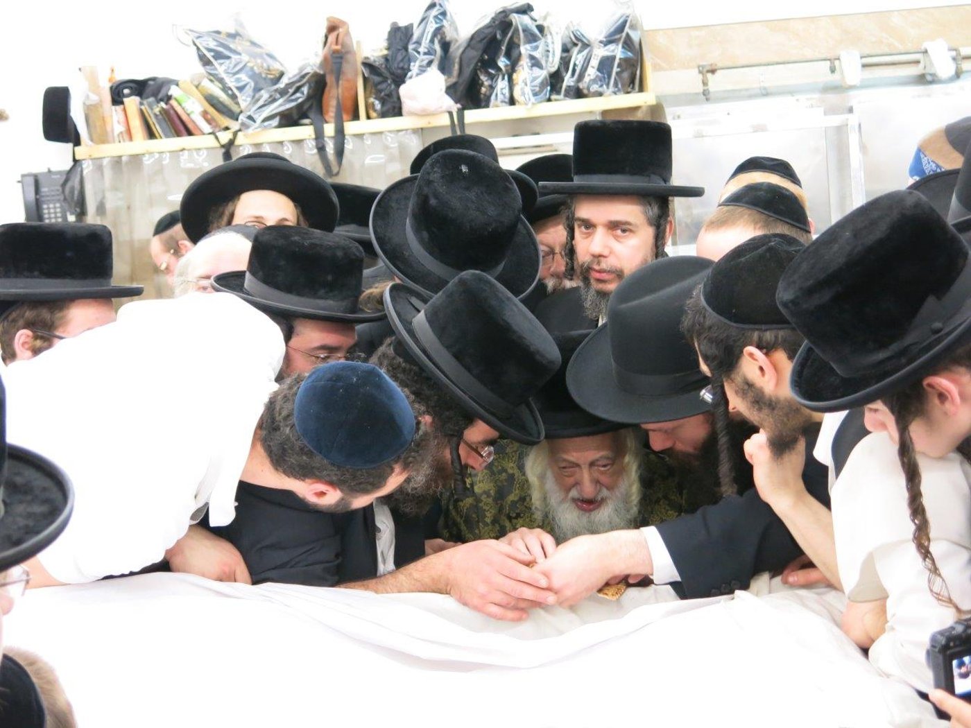 גלריה: האדמו"ר מסקולען אופה מצות בבורו פארק