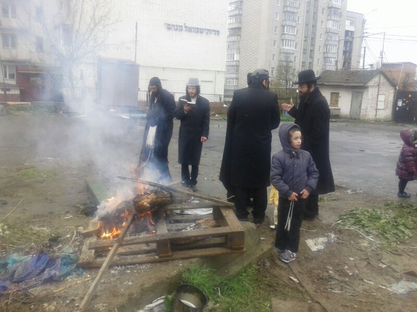 גם באומן שרפו את החמץ • תמונות