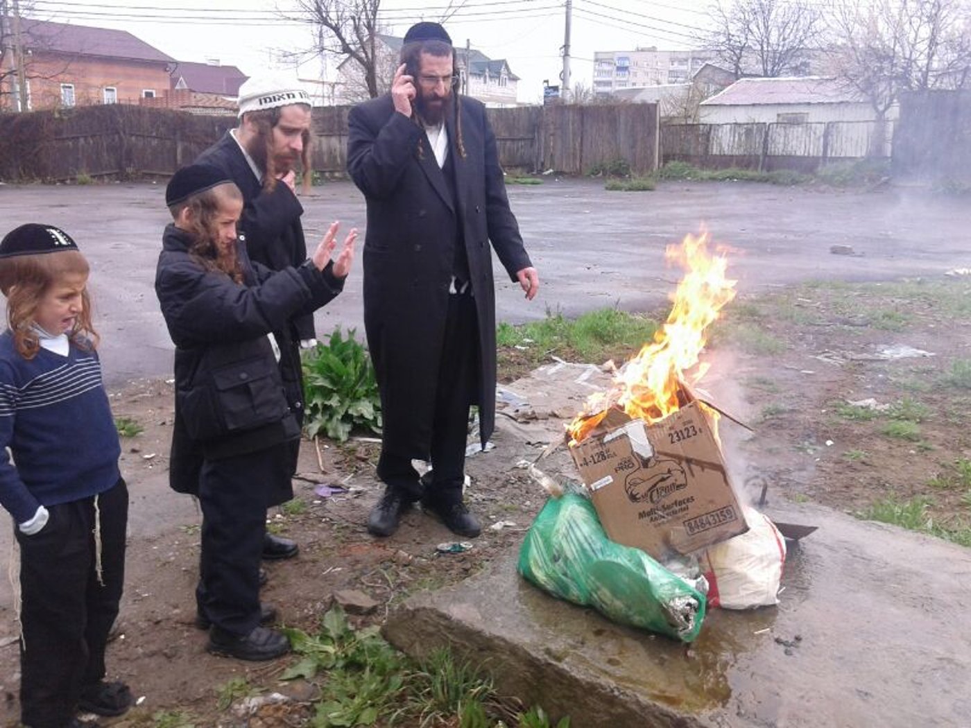 גם באומן שרפו את החמץ • תמונות