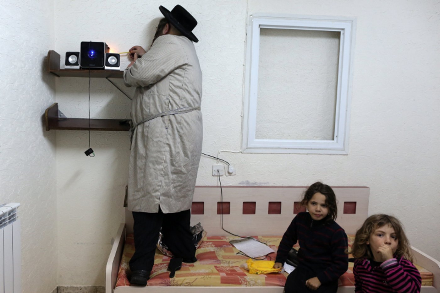 הידור מצווה: בדיקת חמץ בחורים ובסדקים • תמונות
