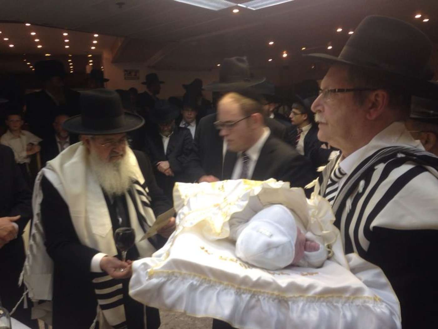 צפו בתיעוד: ברית לנכד של ח"כ יעקב אשר