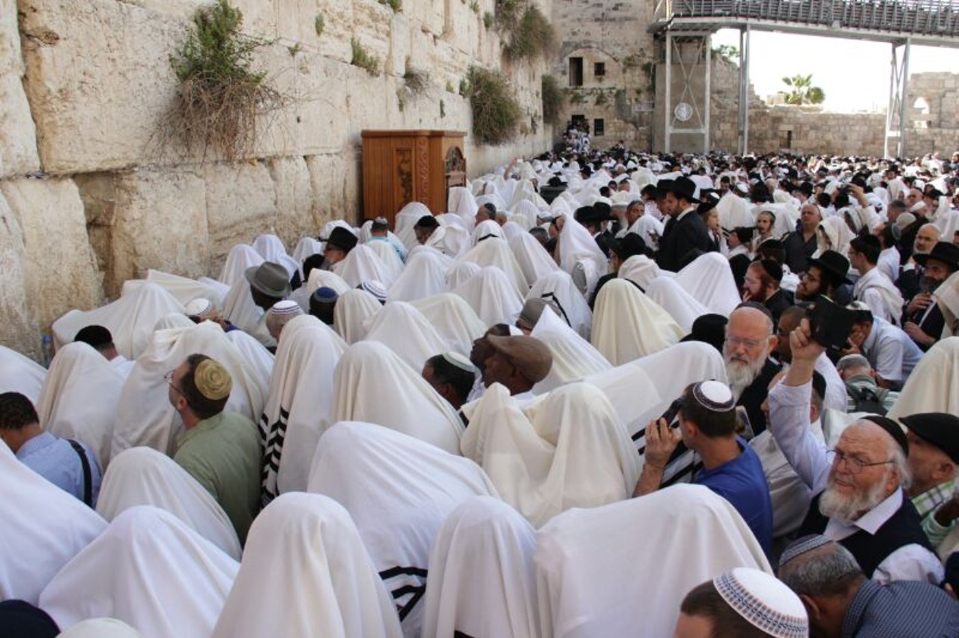 יְבָרֶכְךָ ה' וְיִשְׁמֶרְךָ: • תיעוד ענק: ברכת כהנים בכותל המערבי