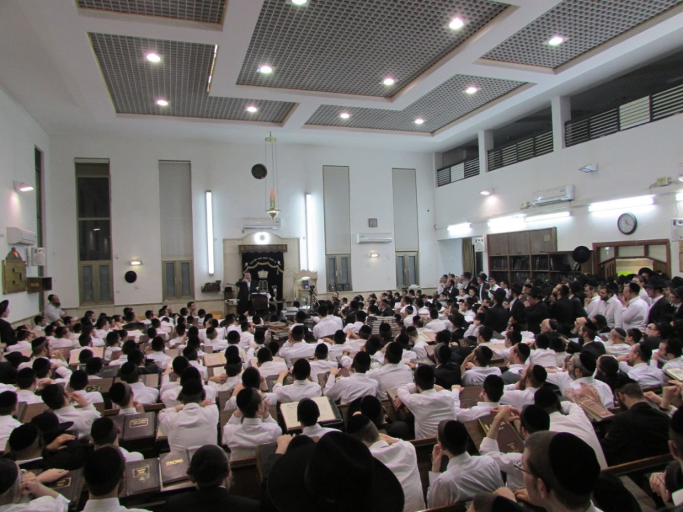 לאחר הפילוג: הרב יהושע ארנברג מסר שיעור בבני ברק • תמונות
