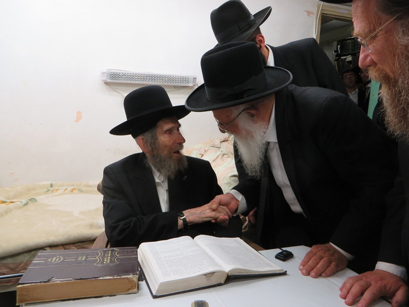 תיעוד מסכם: חג הפסח של הגרב"ד פוברסקי - שיעורי תורה וביקורי חג