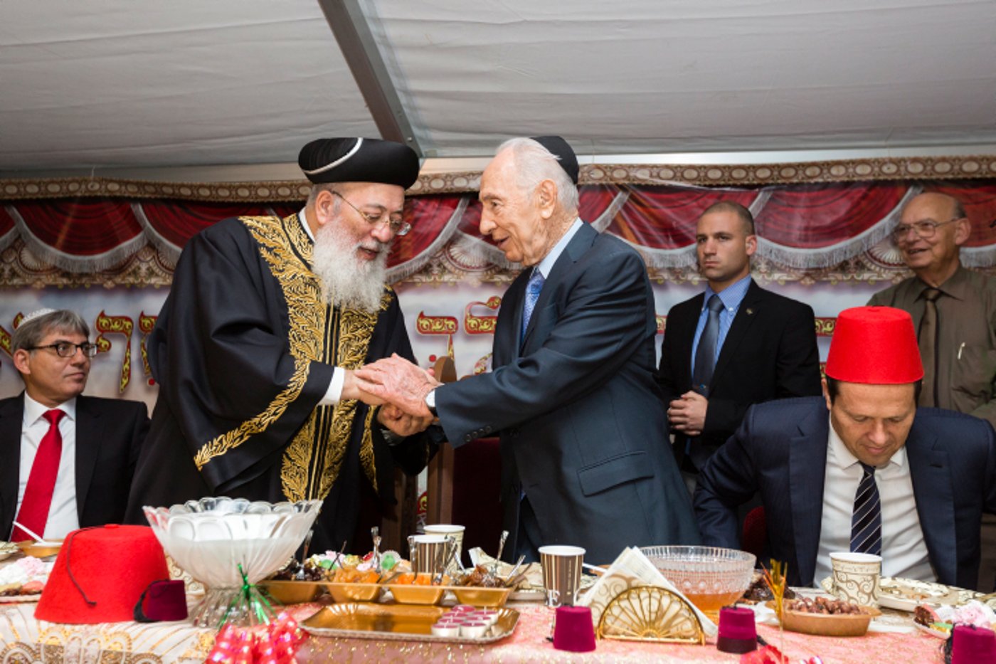 הקרב על ההנהגה הספרדית: הגר"ש עמאר חזר ללבוש גלימת זהב