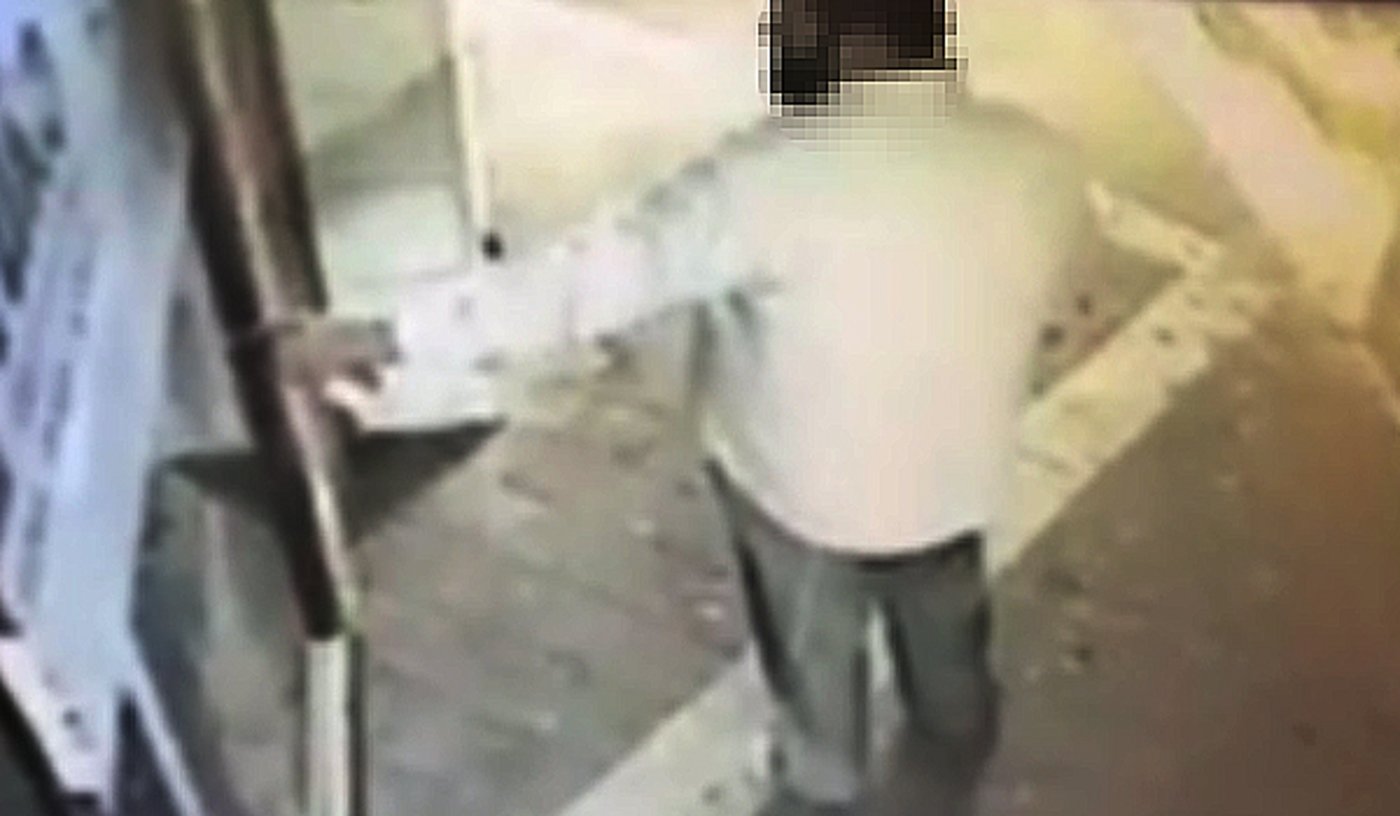 הצעיר מרסס ספריי על התמונה הבעייתית