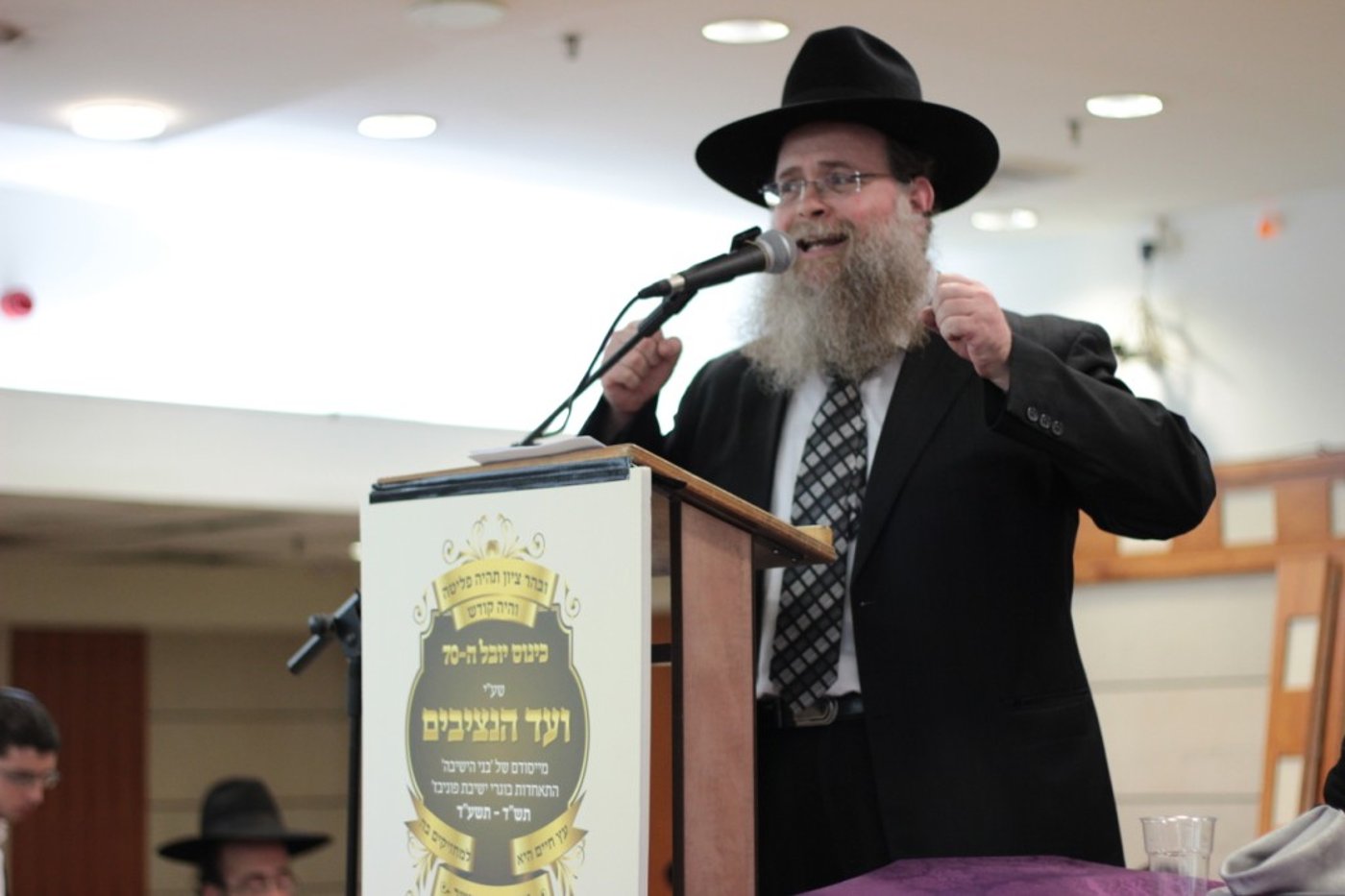 בוגרי פוניבז' התכנסו לעמוד לימין הישיבה • תמונות