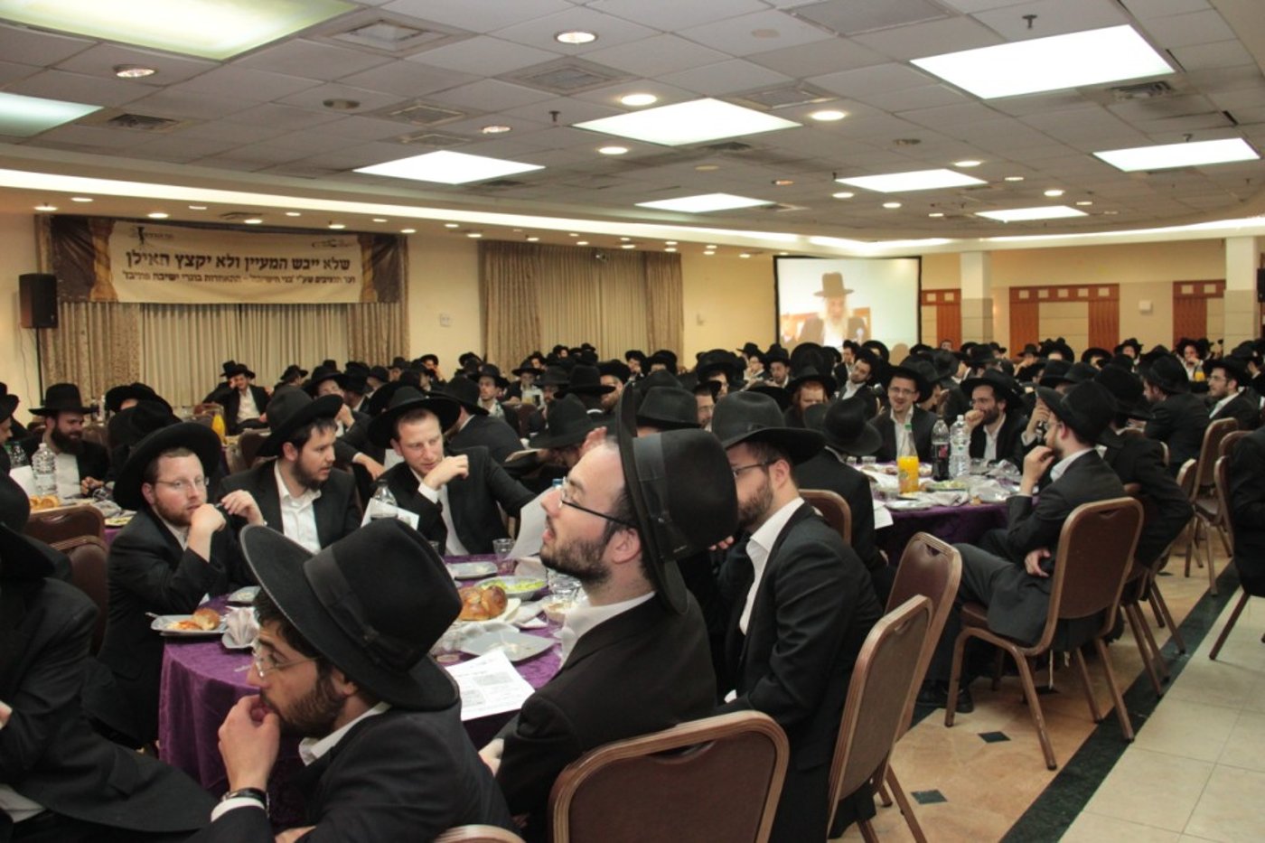 בוגרי פוניבז' התכנסו לעמוד לימין הישיבה • תמונות