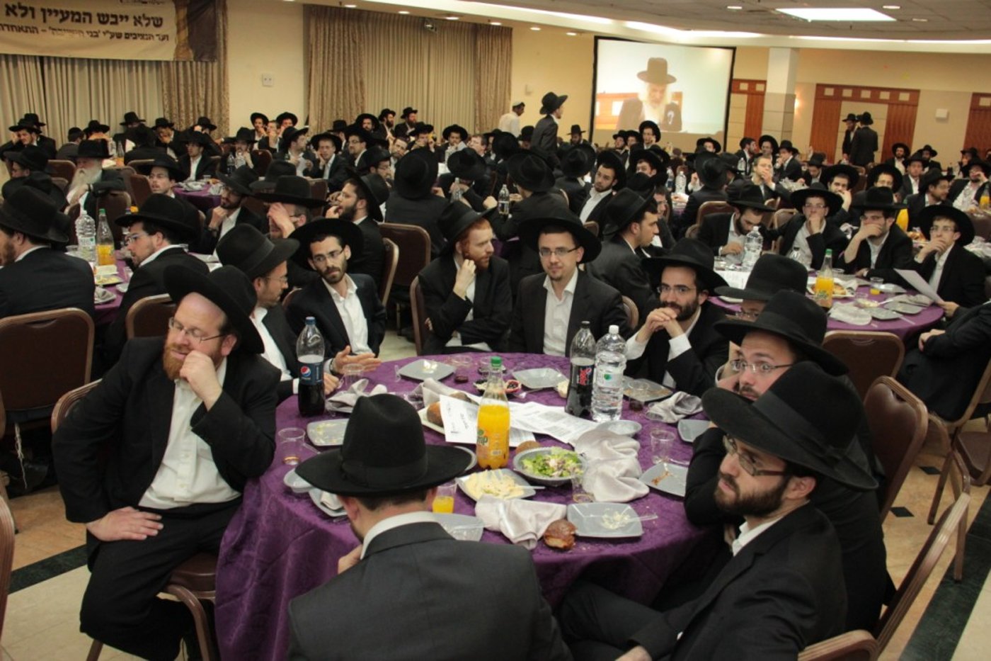 בוגרי פוניבז' התכנסו לעמוד לימין הישיבה • תמונות