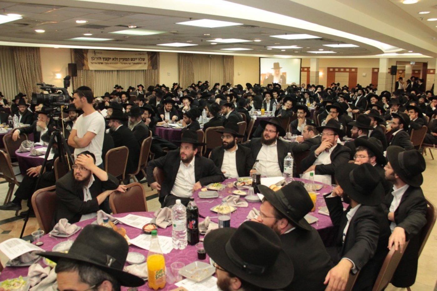 בוגרי פוניבז' התכנסו לעמוד לימין הישיבה • תמונות