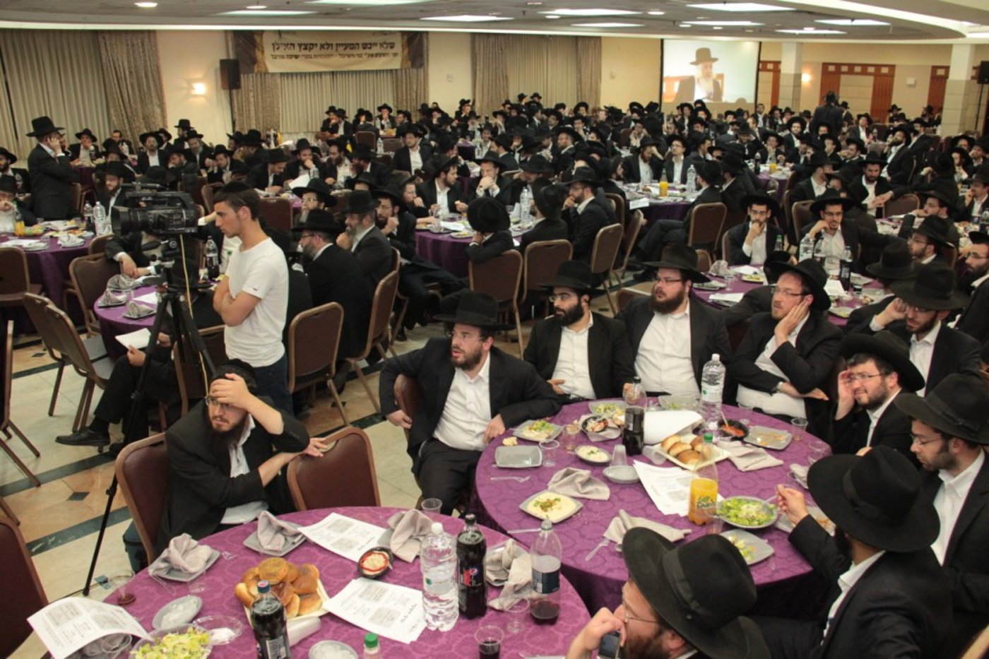 בוגרי פוניבז' התכנסו לעמוד לימין הישיבה • תמונות