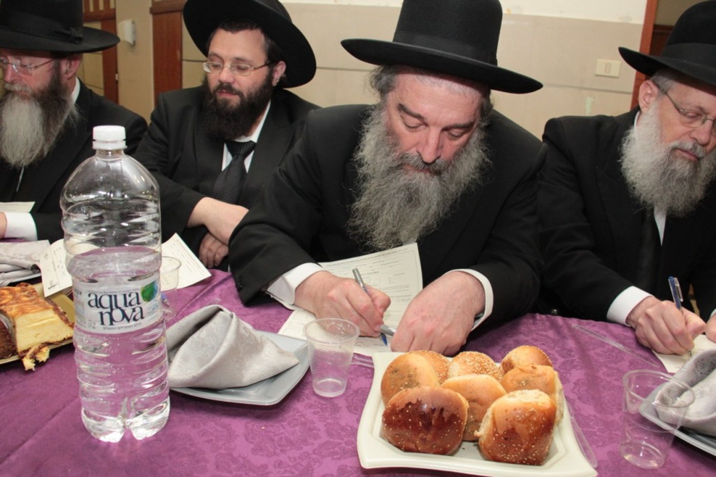 בוגרי פוניבז' התכנסו לעמוד לימין הישיבה • תמונות