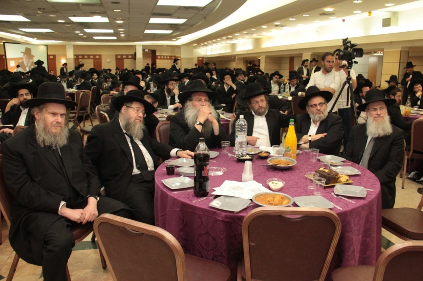 בוגרי פוניבז' התכנסו לעמוד לימין הישיבה • תמונות