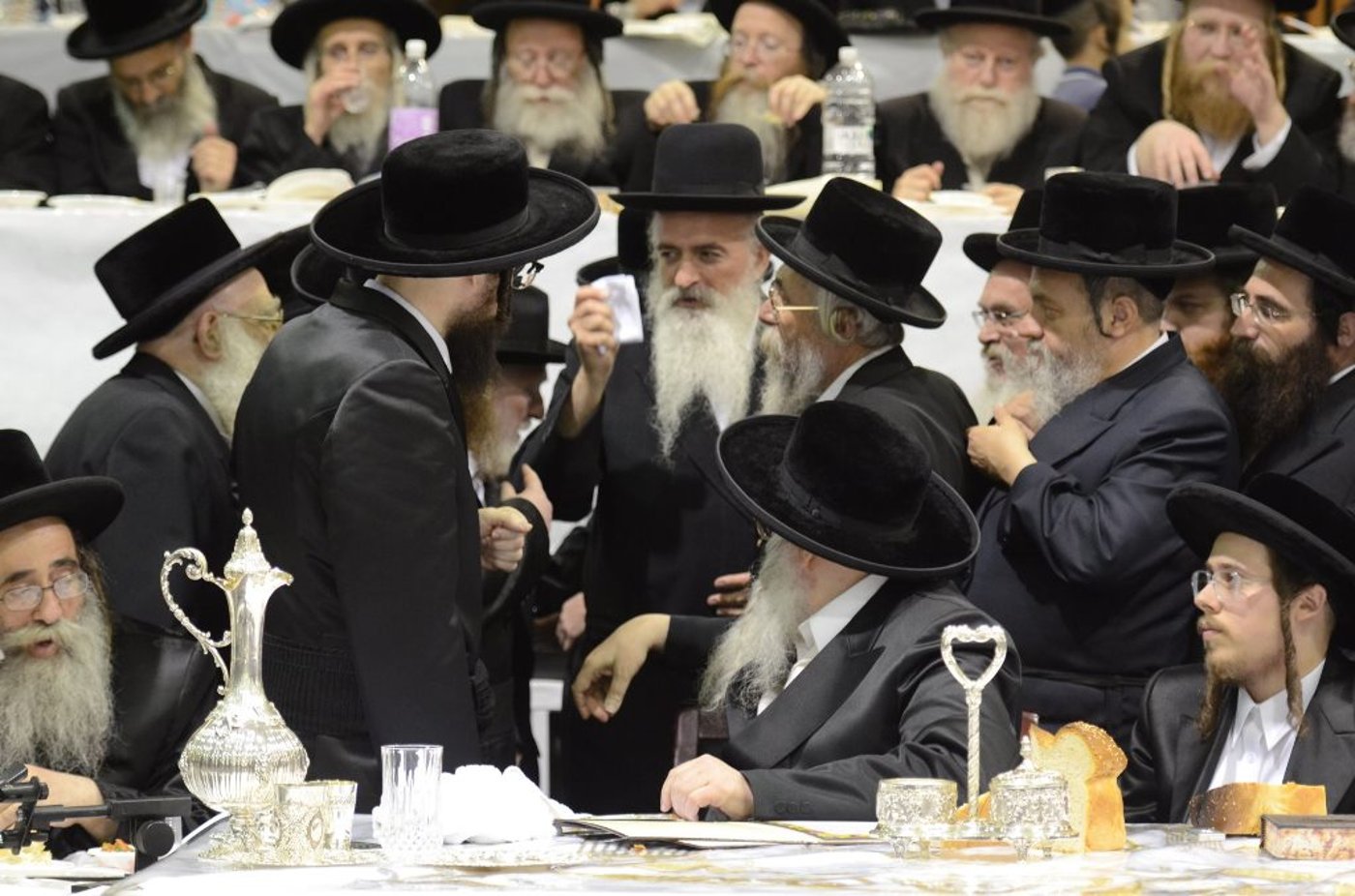 תיעוד ענק: שמחת האירוסין וסעודת הילולא בצאנז