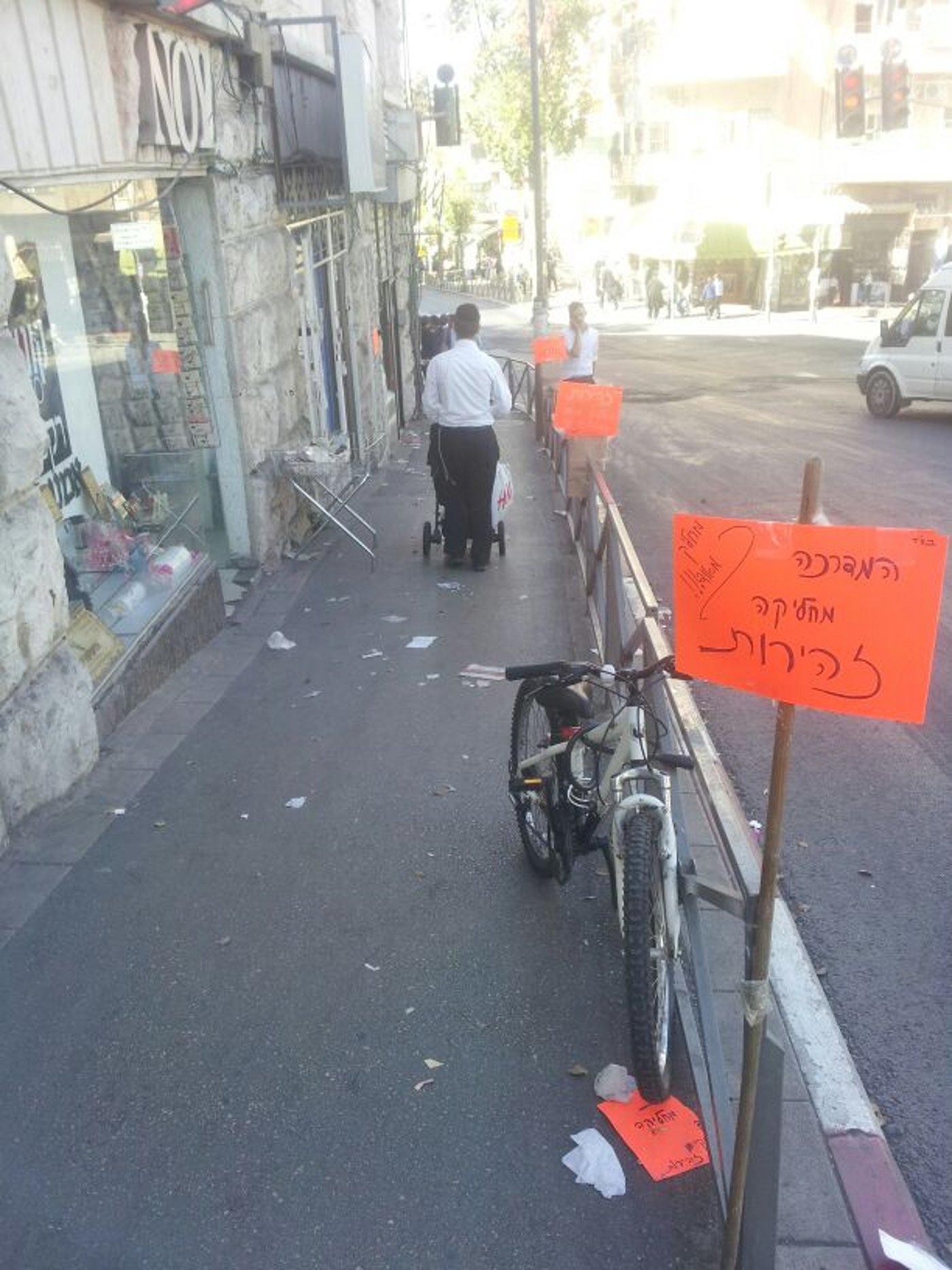 י-ם: לפחות 7 בני אדם נפגעו מ"מדרכה מחליקה"