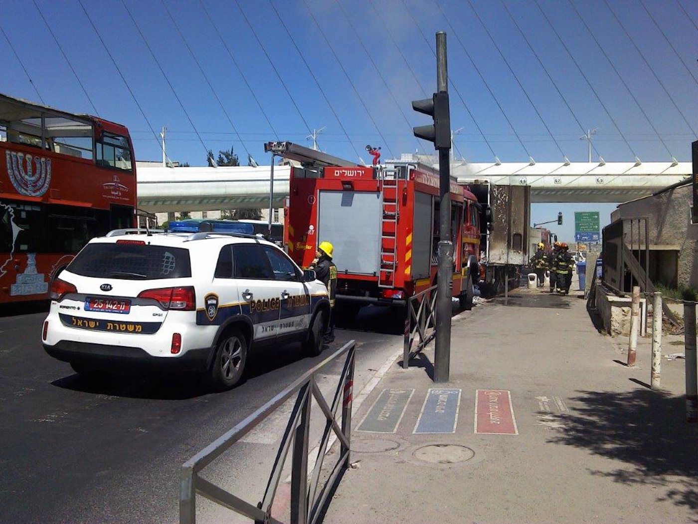 צפו: משאית עלתה באש בגשר המיתרים בירושלים