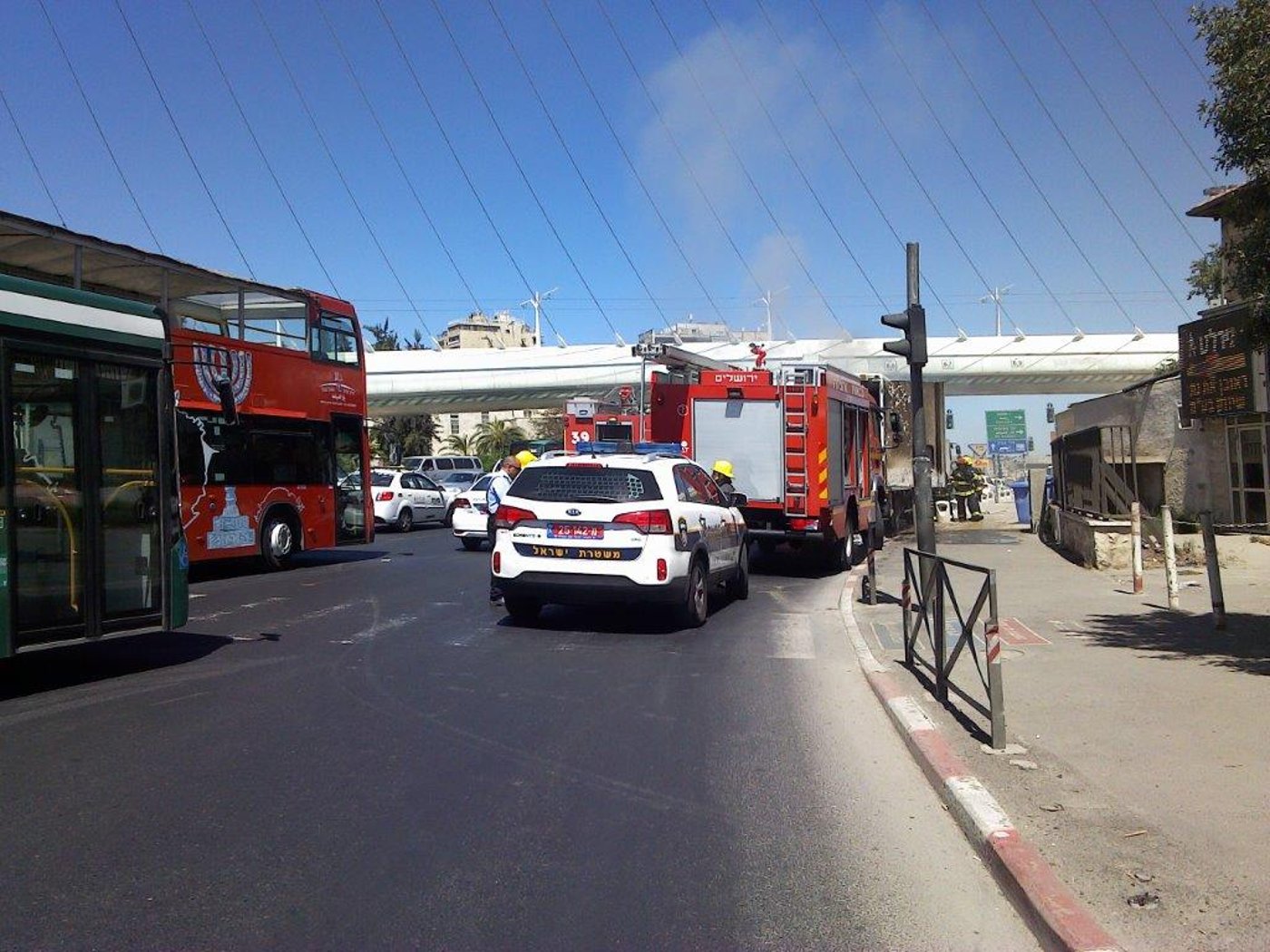 צפו: משאית עלתה באש בגשר המיתרים בירושלים