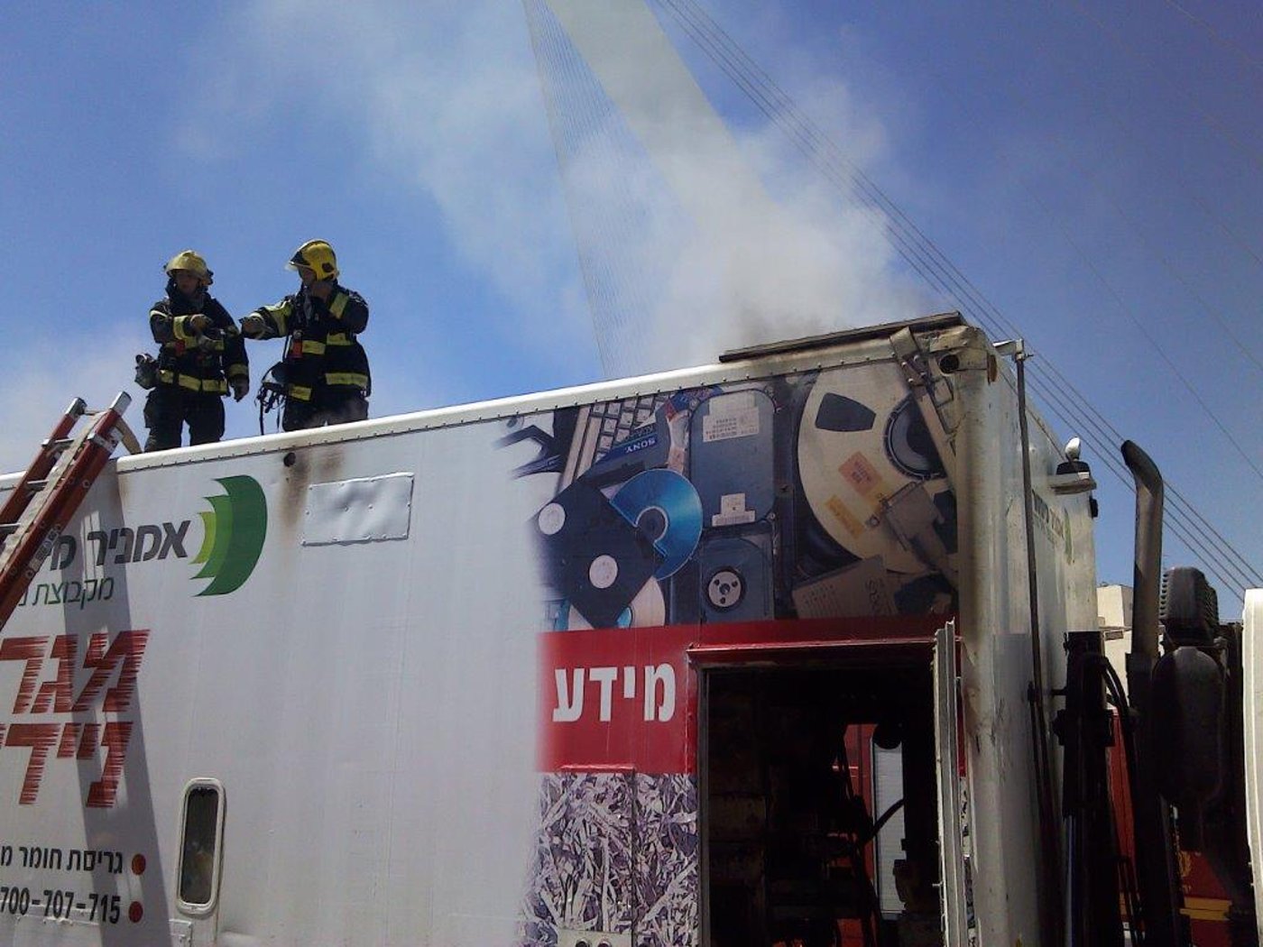 צפו: משאית עלתה באש בגשר המיתרים בירושלים