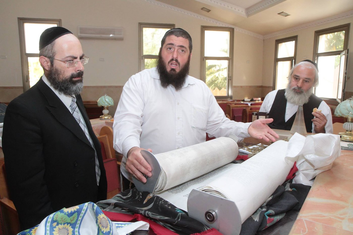 זעזוע: שני בתי כנסת נפרצו, ספרי התורה הושלכו בביזיון