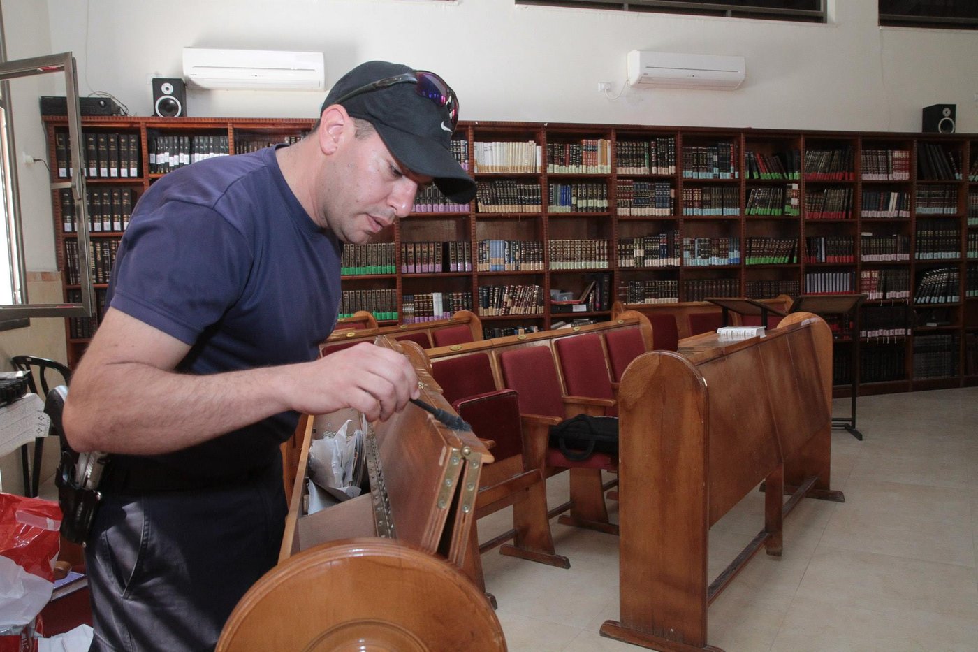 זעזוע: שני בתי כנסת נפרצו, ספרי התורה הושלכו בביזיון