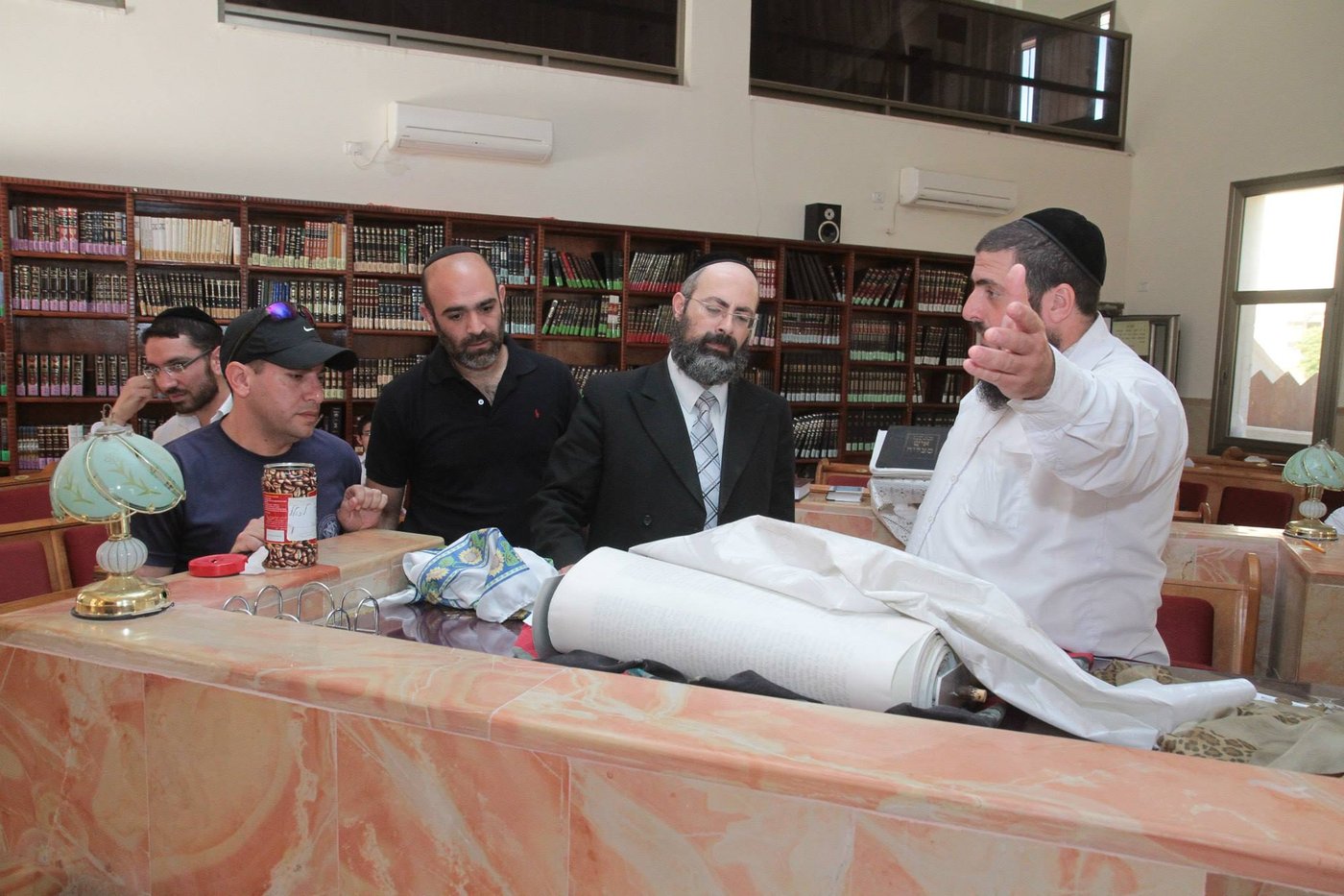 זעזוע: שני בתי כנסת נפרצו, ספרי התורה הושלכו בביזיון