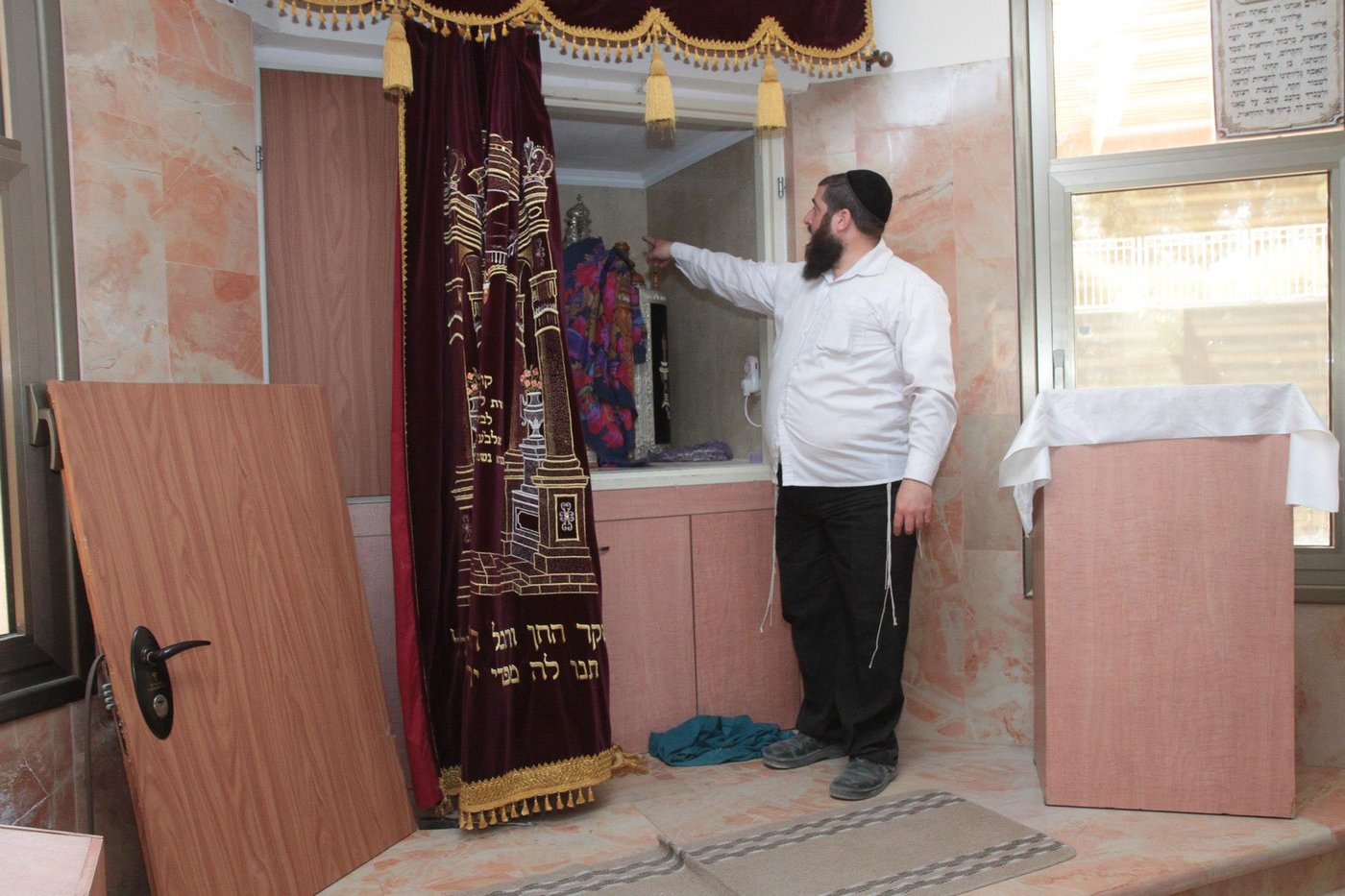 זעזוע: שני בתי כנסת נפרצו, ספרי התורה הושלכו בביזיון