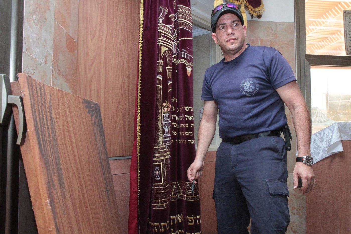 זעזוע: שני בתי כנסת נפרצו, ספרי התורה הושלכו בביזיון
