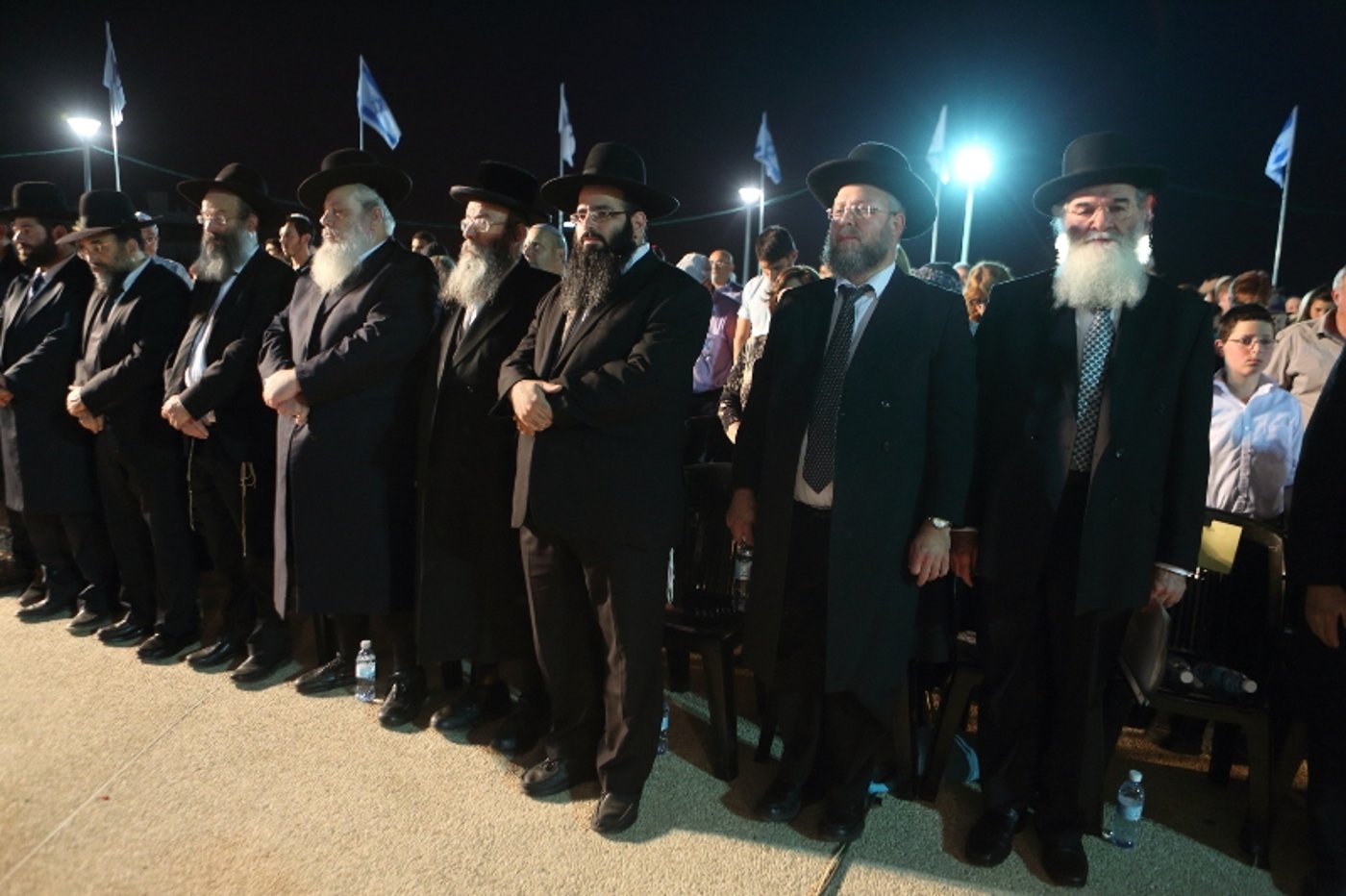 בעמידה ושירת התקווה: כך נפתח יום הזיכרון בבני ברק