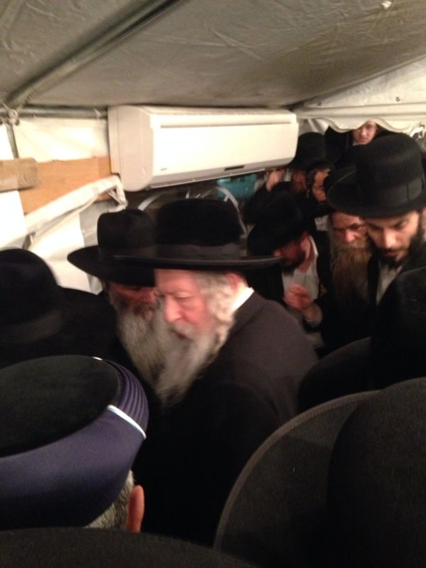 צפו: האדמו"ר מגור ניחם את האחים אבוחצירא
