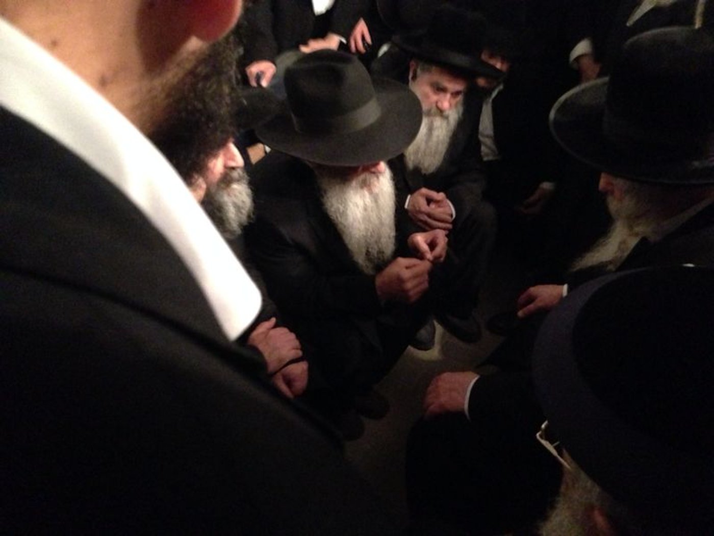 צפו: האדמו"ר מגור ניחם את האחים אבוחצירא