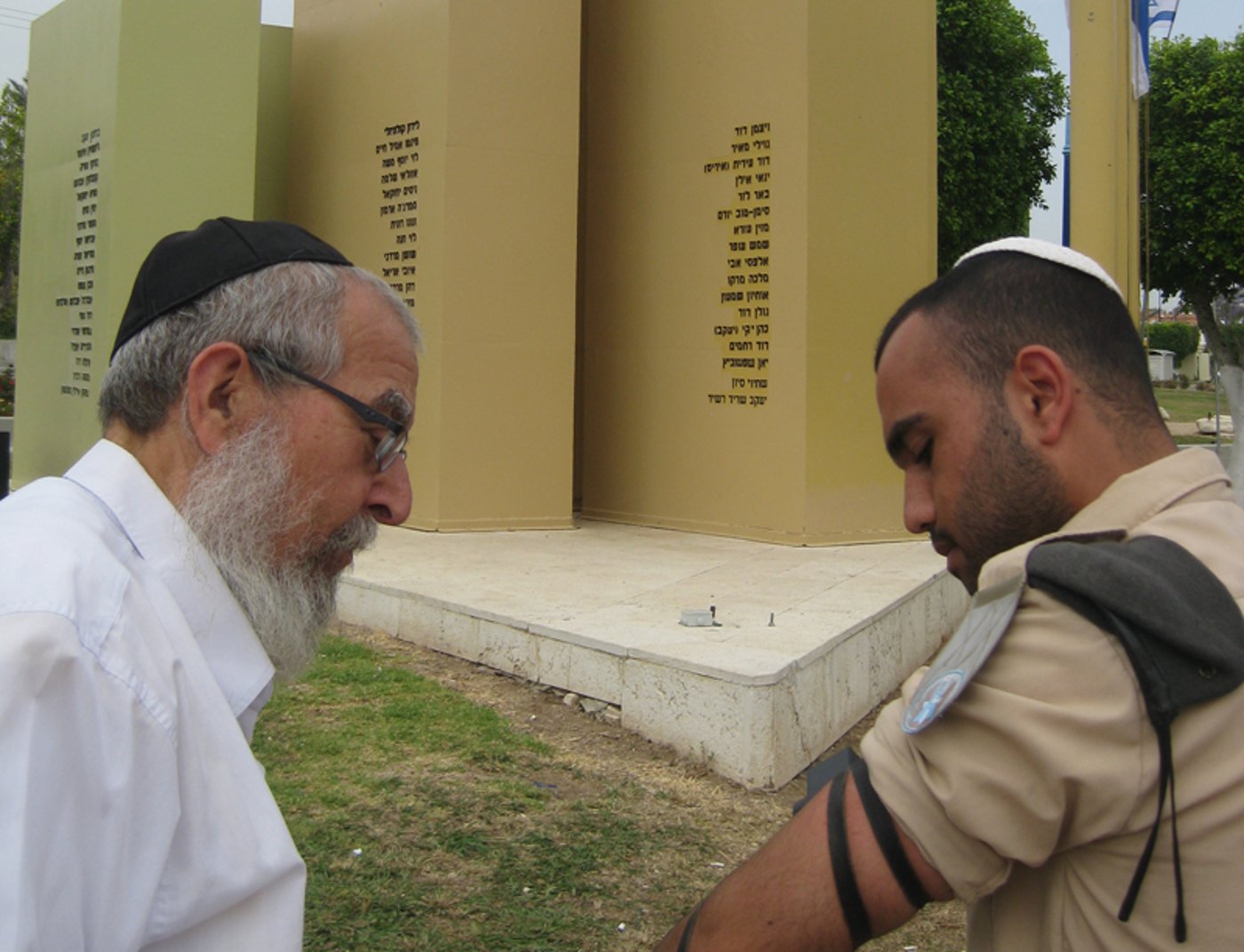 יום הזיכרון בחב"ד: הנחת תפילין להמונים