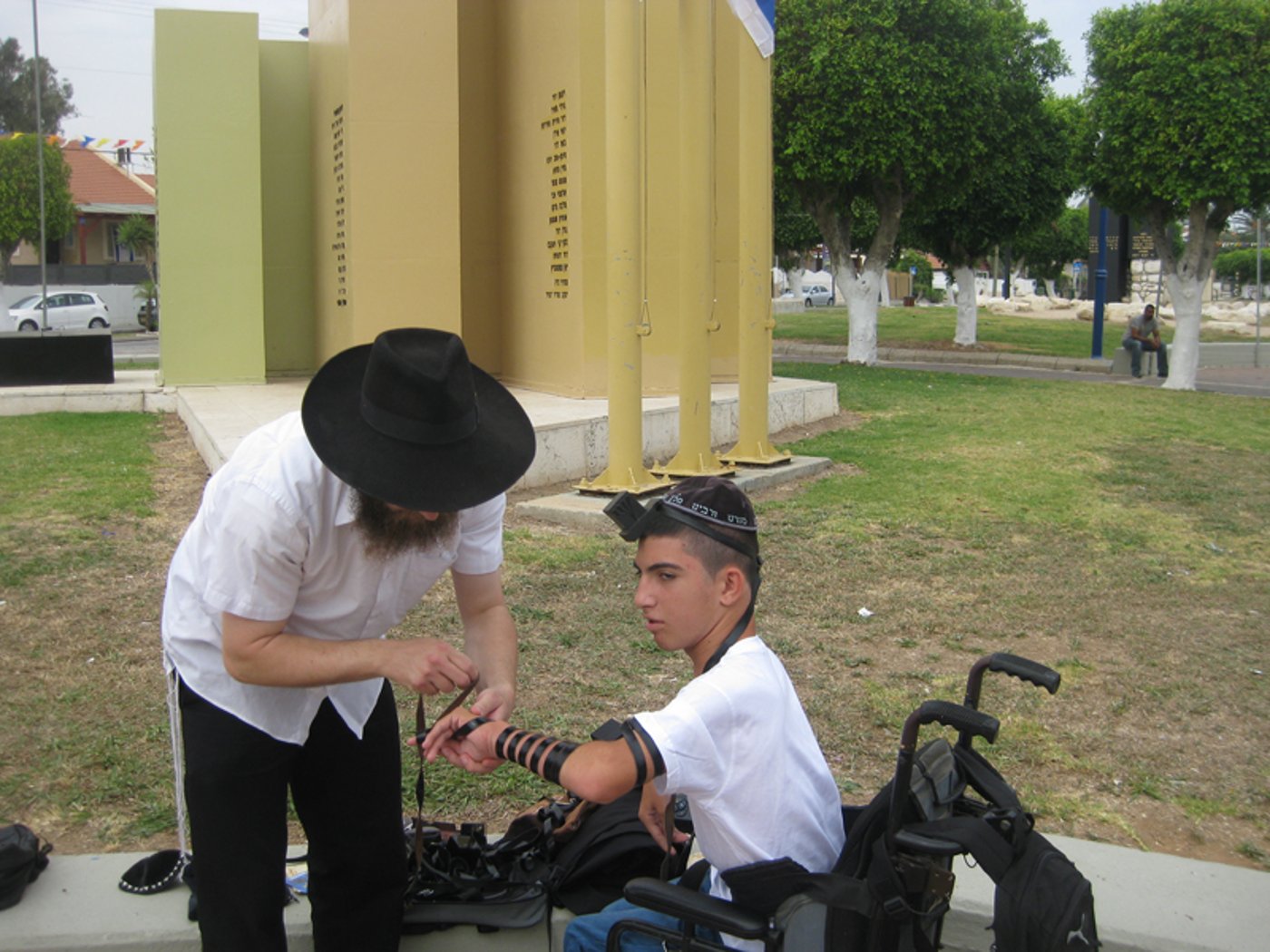 יום הזיכרון בחב"ד: הנחת תפילין להמונים