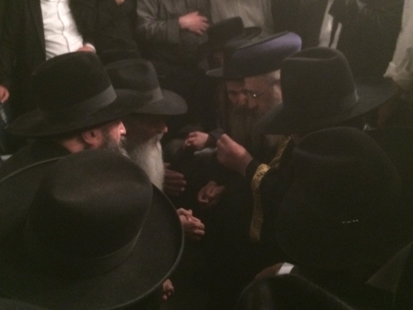 תיעוד: הראשל"צ הגר"י יוסף מנחם את רבני אבוחצירא