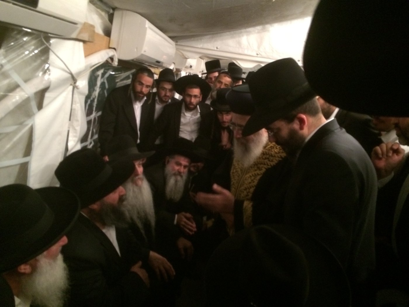 תיעוד: הראשל"צ הגר"י יוסף מנחם את רבני אבוחצירא