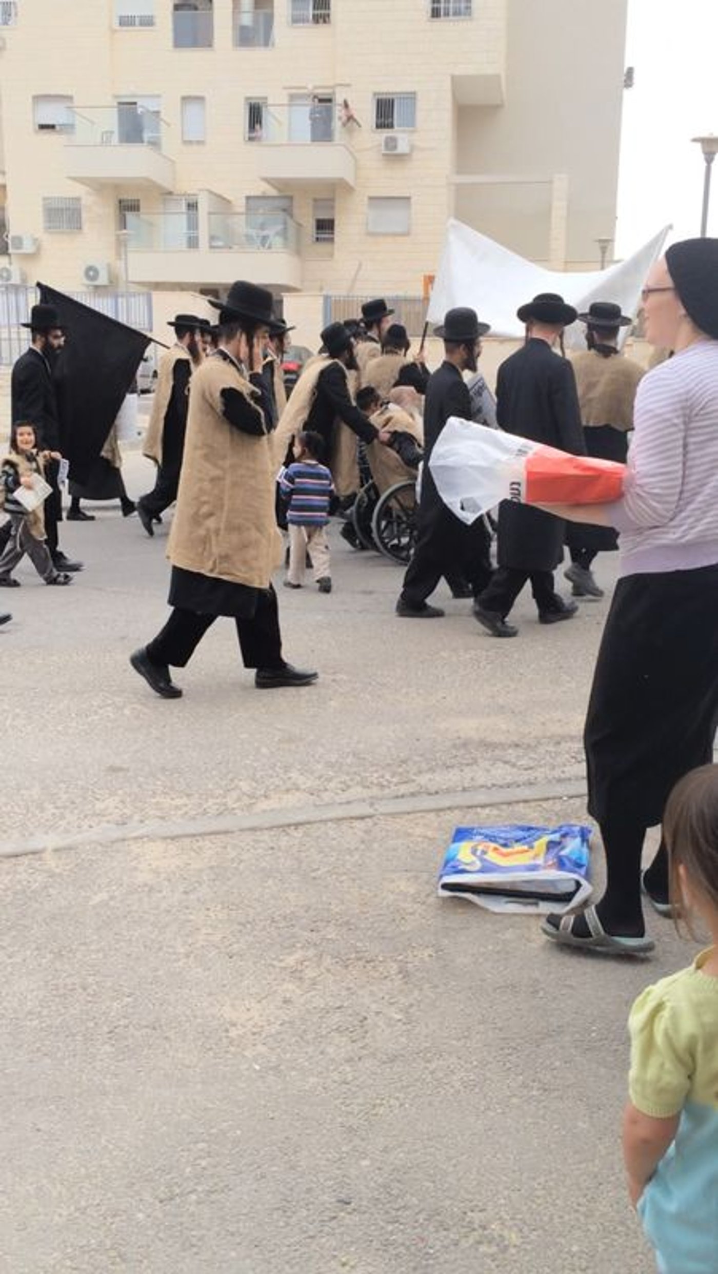קיצוני בית שמש בהפגנה: "אבוטבול מחלל שם שמיים"