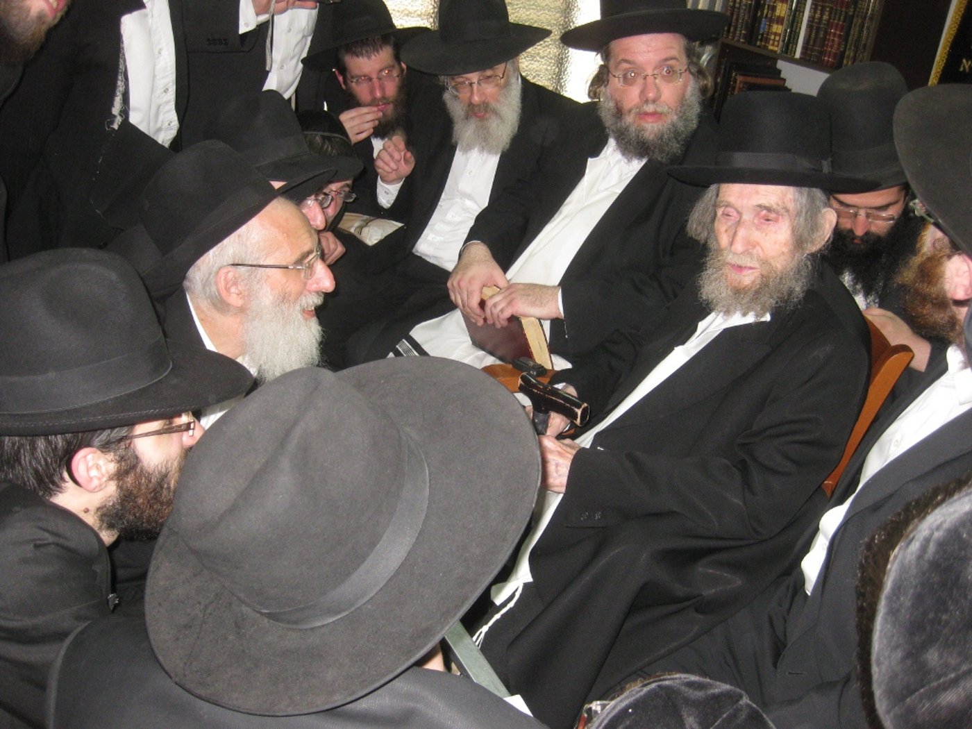 ניחום אבלים בבית הרב יעקב סטפנסקי • תיעוד