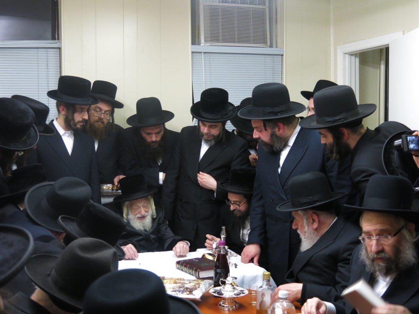 תיעוד: האדמו"ר מסקולען קבע מזוזה ב"חסד לאברהם"