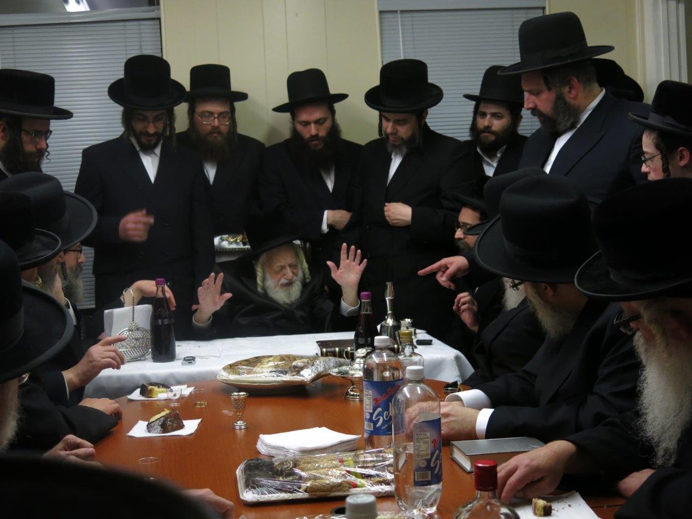 תיעוד: האדמו"ר מסקולען קבע מזוזה ב"חסד לאברהם"