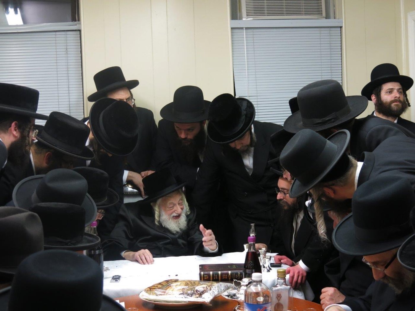 תיעוד: האדמו"ר מסקולען קבע מזוזה ב"חסד לאברהם"