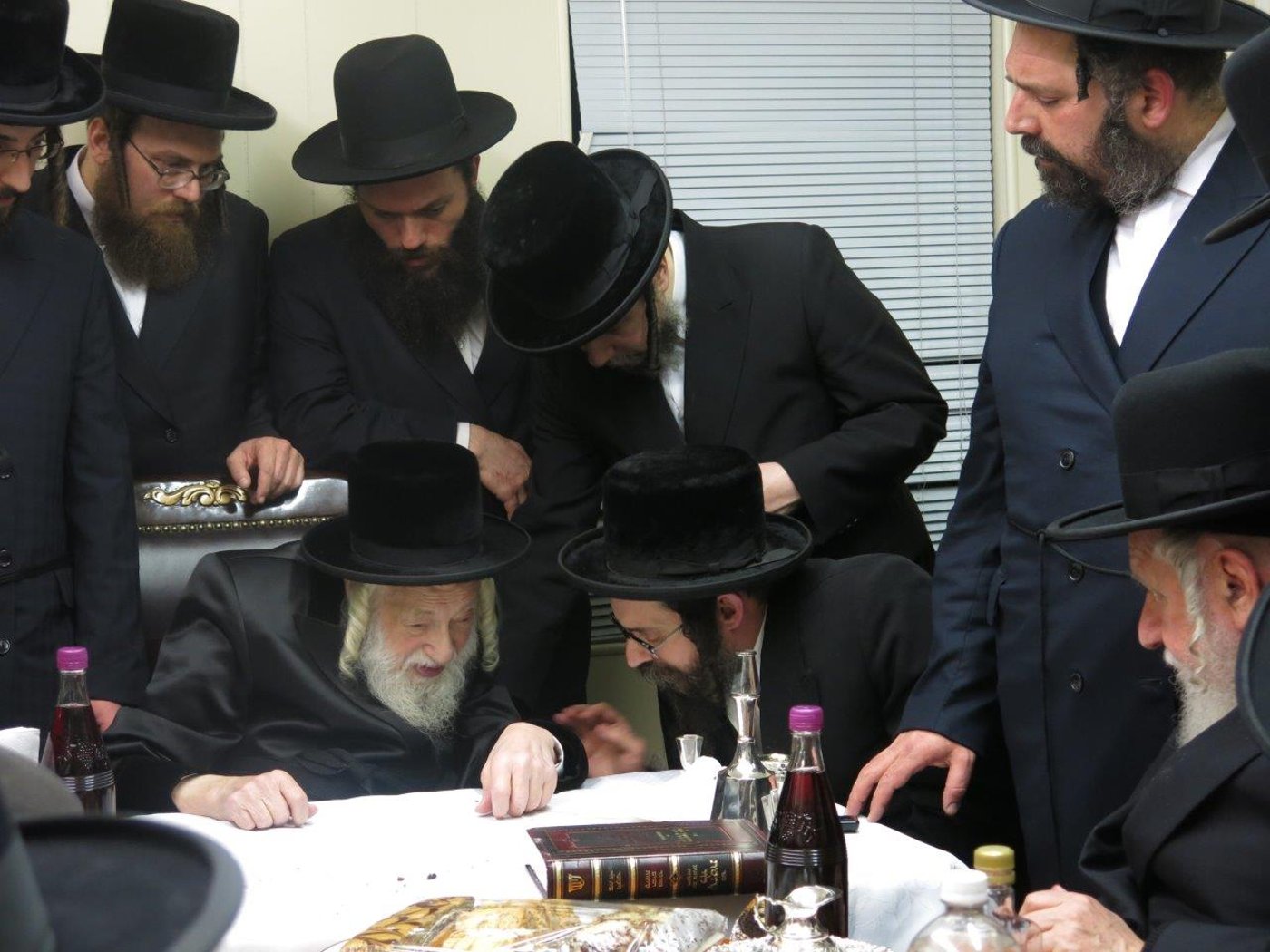תיעוד: האדמו"ר מסקולען קבע מזוזה ב"חסד לאברהם"