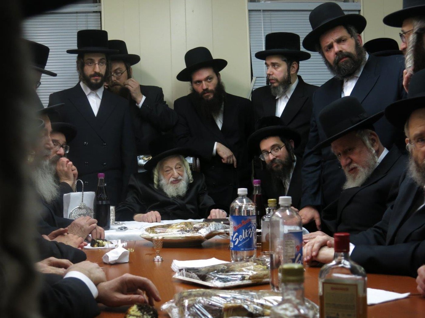 תיעוד: האדמו"ר מסקולען קבע מזוזה ב"חסד לאברהם"