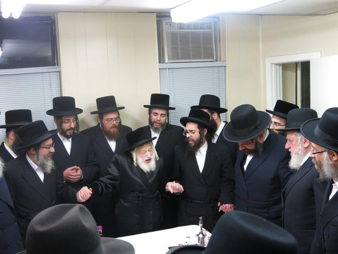 תיעוד: האדמו"ר מסקולען קבע מזוזה ב"חסד לאברהם"