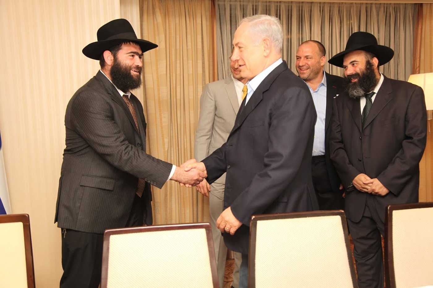 צפו בגלריה: נתניהו כתב אות בספר תורה של חב"ד בטוקיו