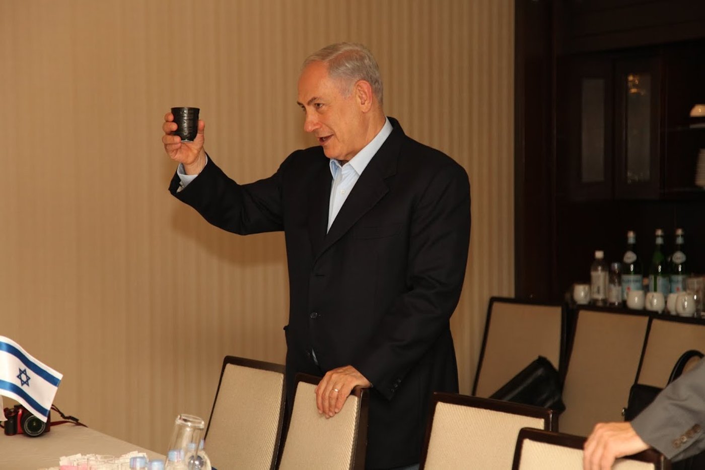 צפו בגלריה: נתניהו כתב אות בספר תורה של חב"ד בטוקיו