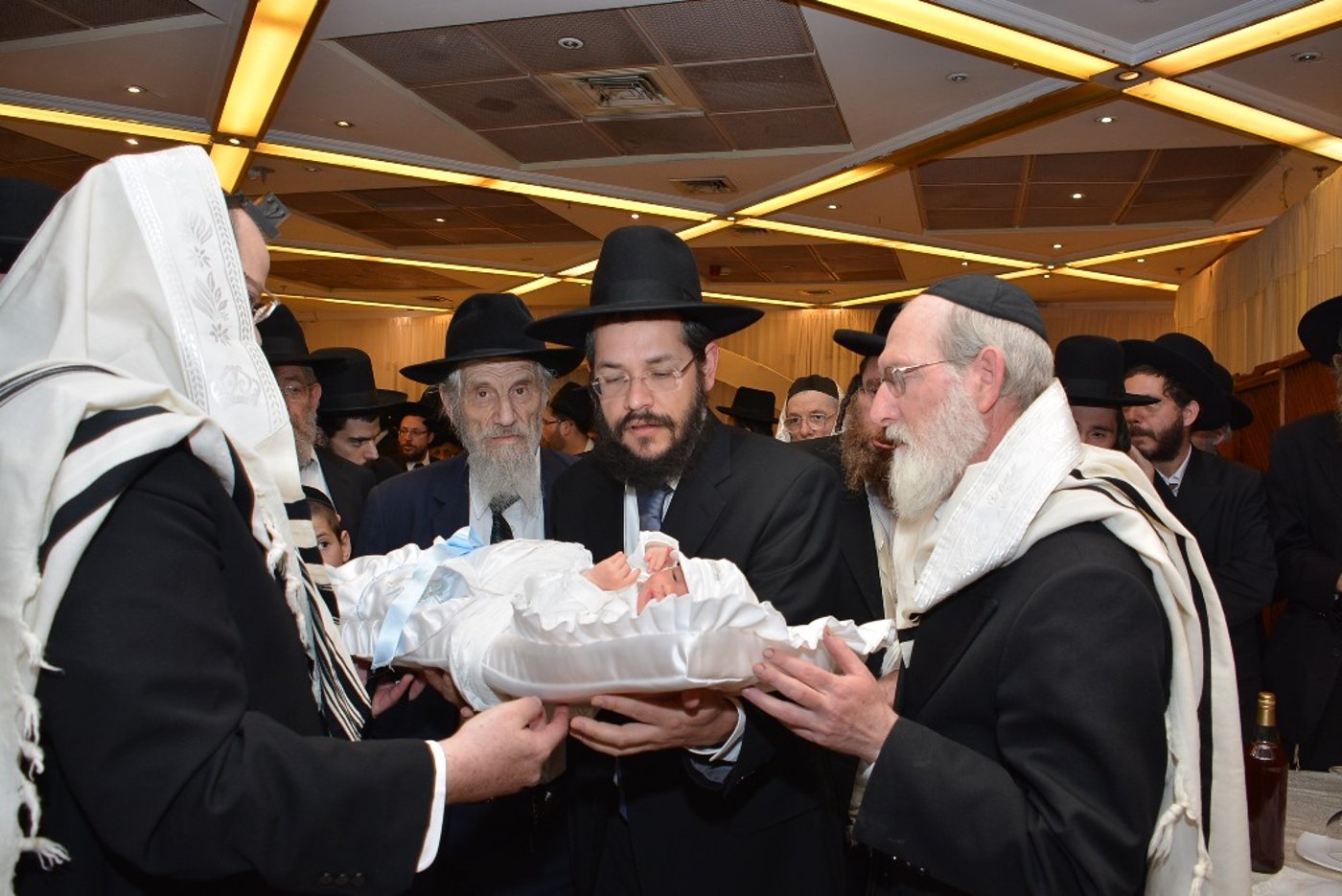 דוד שפירא ערך ברית לבנו - מי השתתף ומי נעדר? • סיקור וגלריה