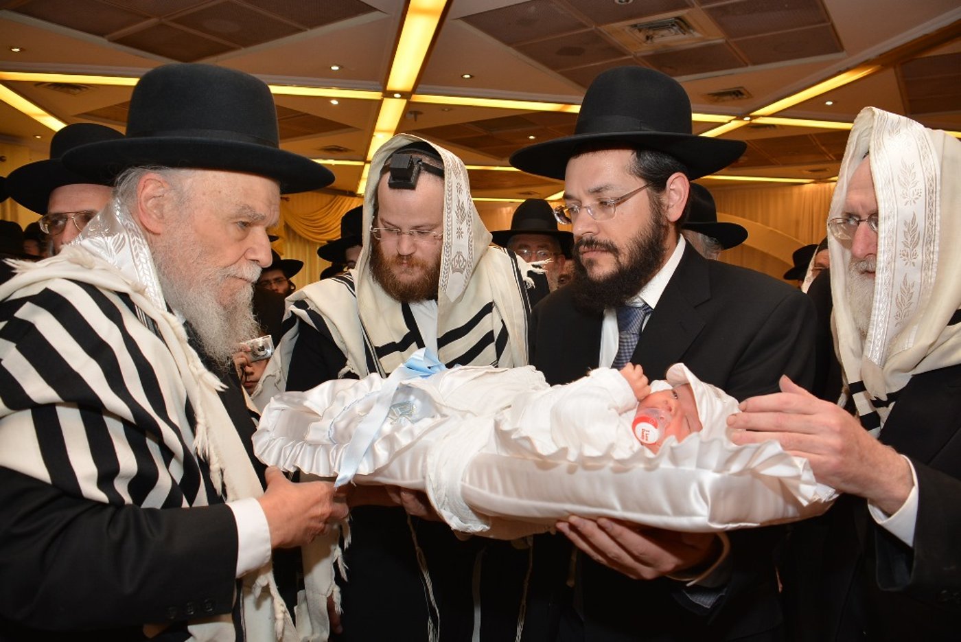 דוד שפירא ערך ברית לבנו - מי השתתף ומי נעדר? • סיקור וגלריה
