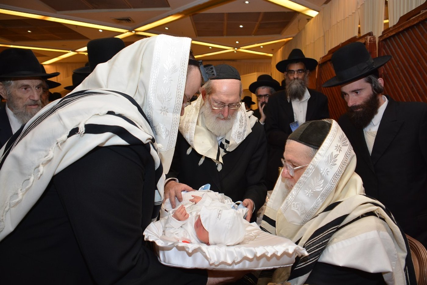 דוד שפירא ערך ברית לבנו - מי השתתף ומי נעדר? • סיקור וגלריה
