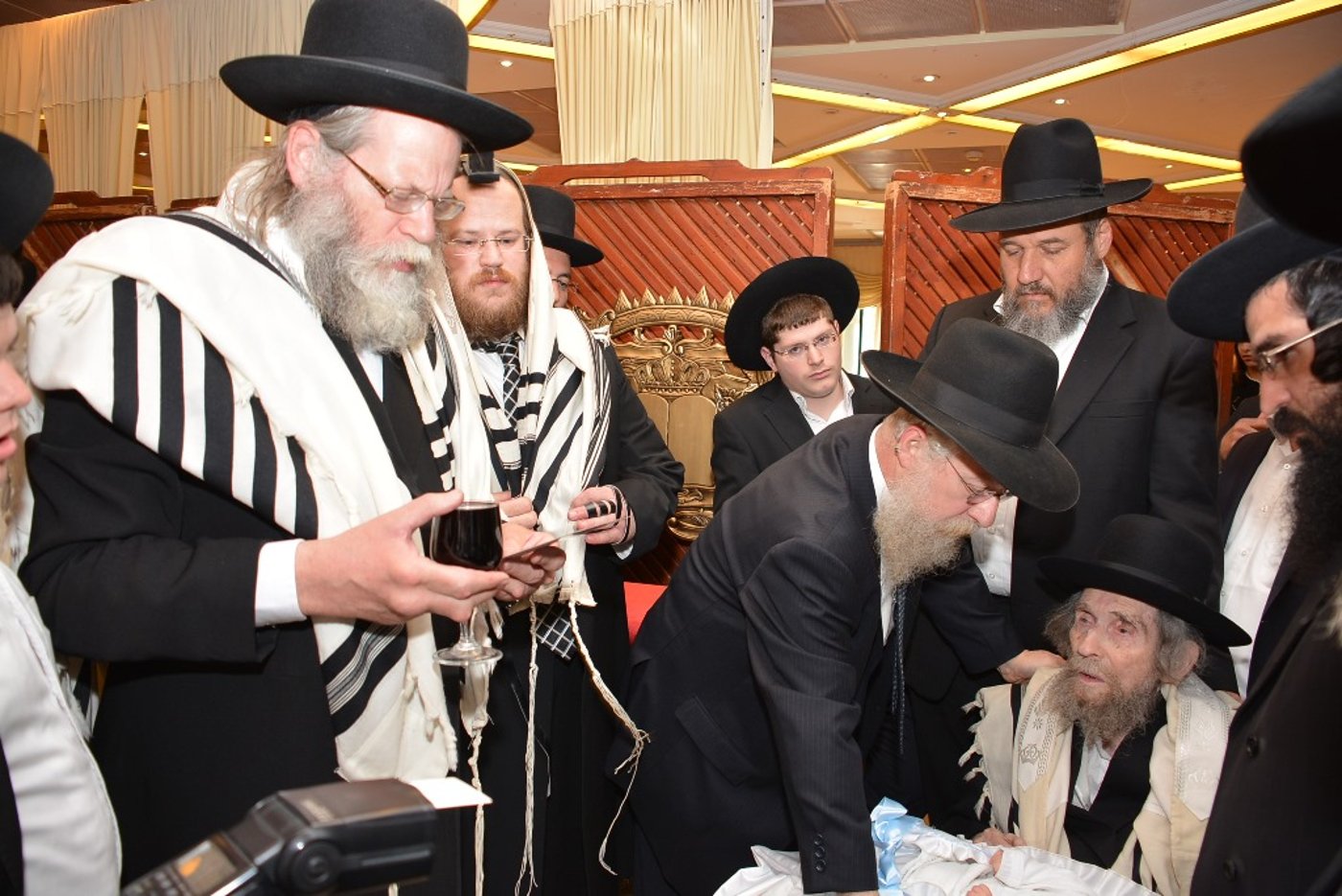 דוד שפירא ערך ברית לבנו - מי השתתף ומי נעדר? • סיקור וגלריה